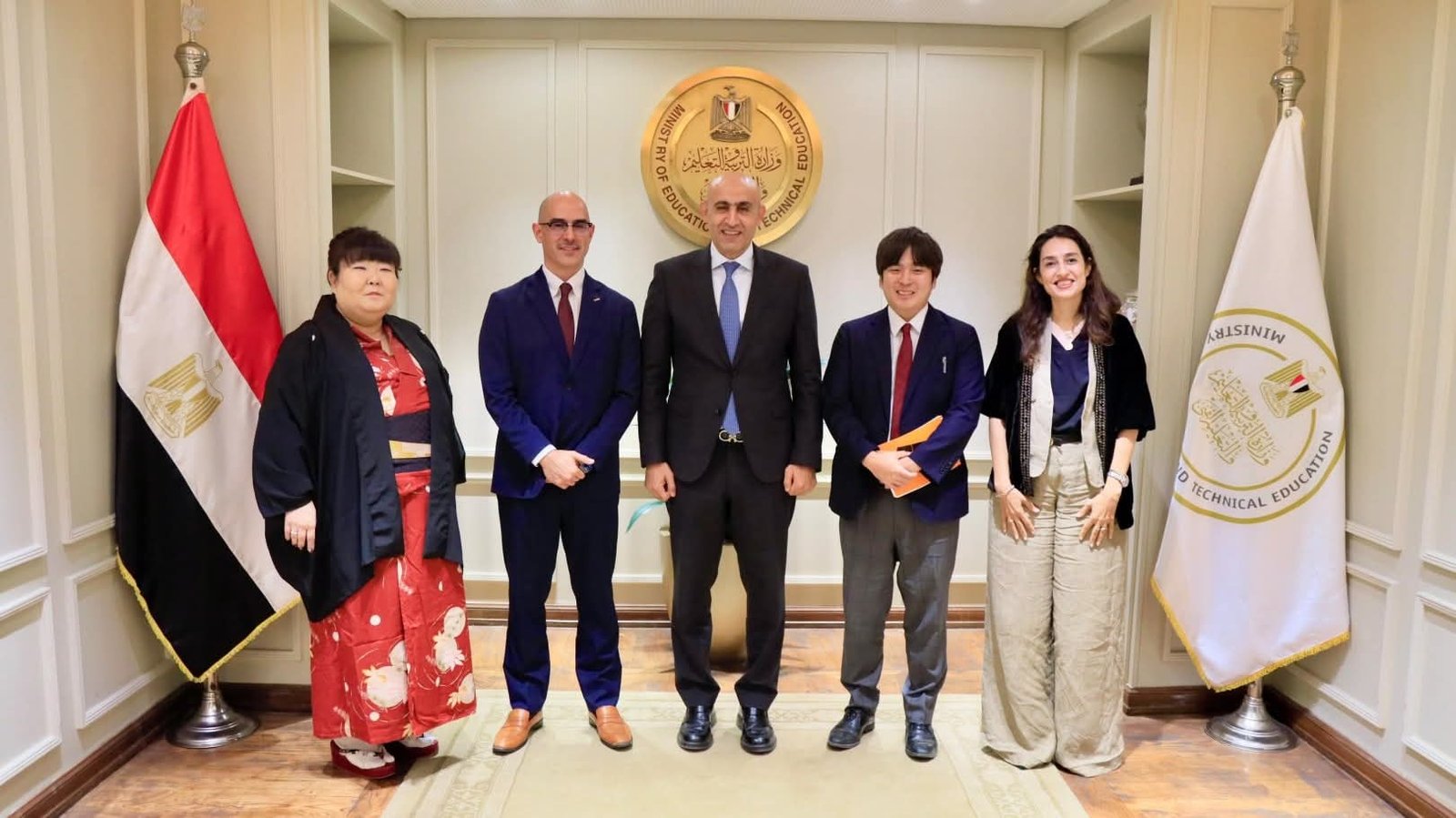 وزير التربية والتعليم يلتقي ممثل جامعة هيروشيما لبحث آفاق التعاون التربوي المشترك 2 وزير التربية والتعليم يلتقي ممثل جامعة هيروشيما لبحث آفاق التعاون التربوي المشترك