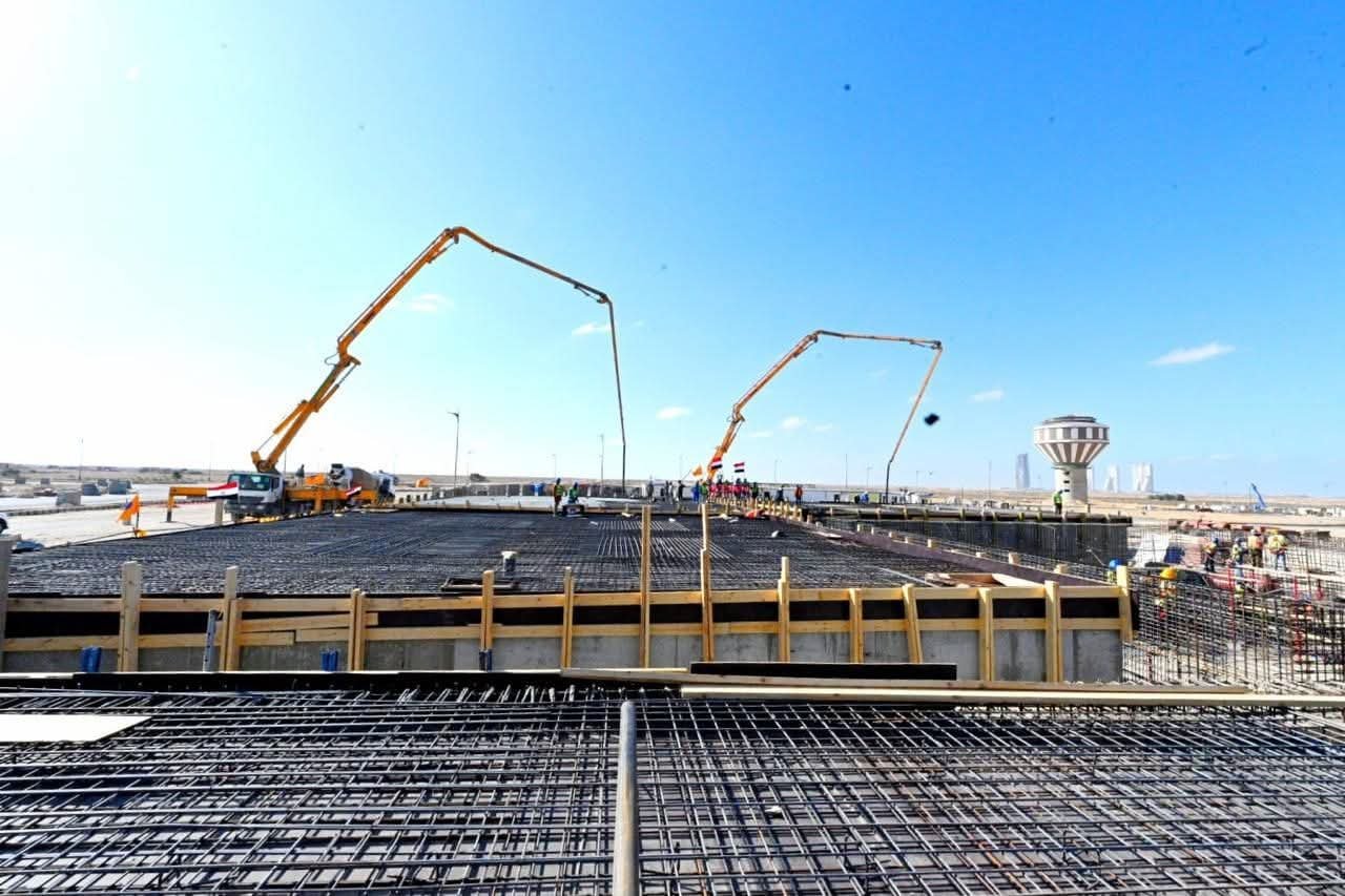 وزير الإسكان يتفقد مشروع إنشاء محطة لتحلية مياه البحر بمدينة العلمين الجديدة