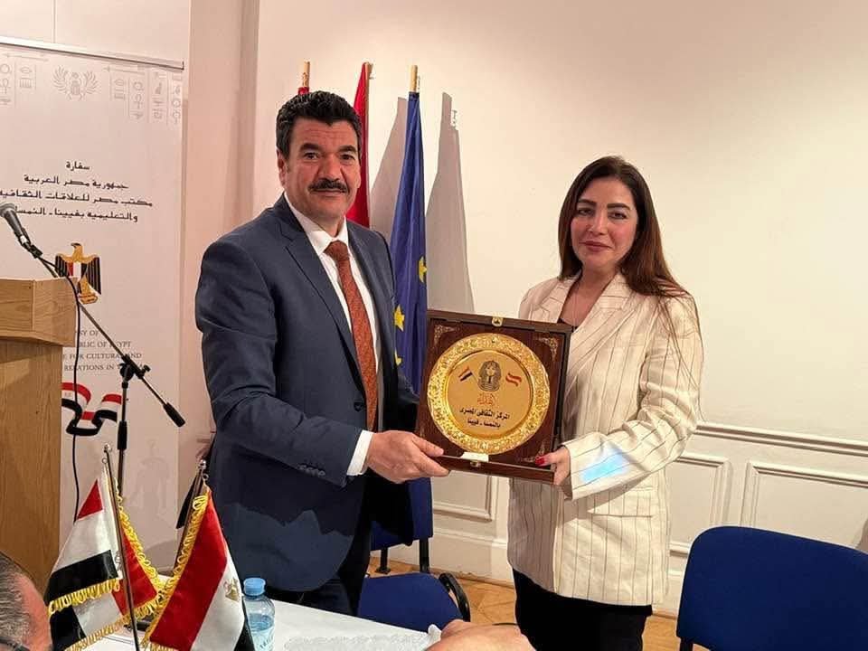 تكريم الكاتبة دينا شرف الدين في أولى فعاليات المركز الثقافي المصري بفيينا