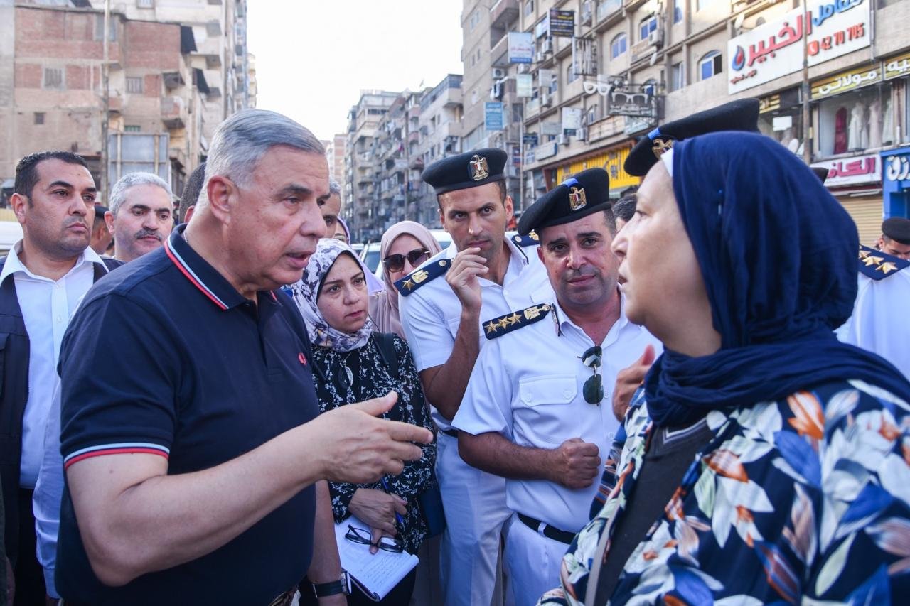 حملات رقابية مكبرة بالإسكندرية.. غلق وتشميع 36 منشأة وإعدام أغذية فاسدة بشارع الجلاء