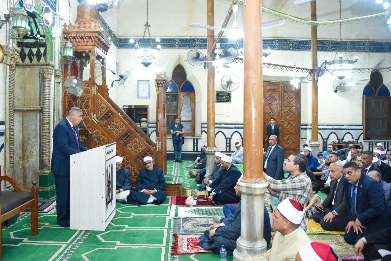 محافظ الإسكندرية يشارك أهالي الثغر احتفالية المولد النبوي الشريف بمسجد البوصيري