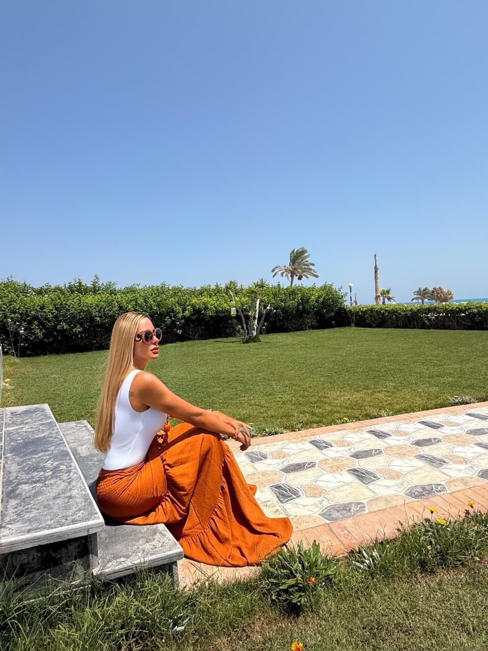 ريم مصطفى تودع الصيف بإطلالات لافتة تجمع بين الجاذبية والبساطة