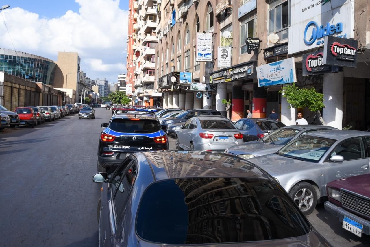 جولة مفاجئة لمحافظ الإسكندرية بسيدي جابر: مهلة 24 ساعة لإزالة تعديات الكافيهات وتنظيم المرور