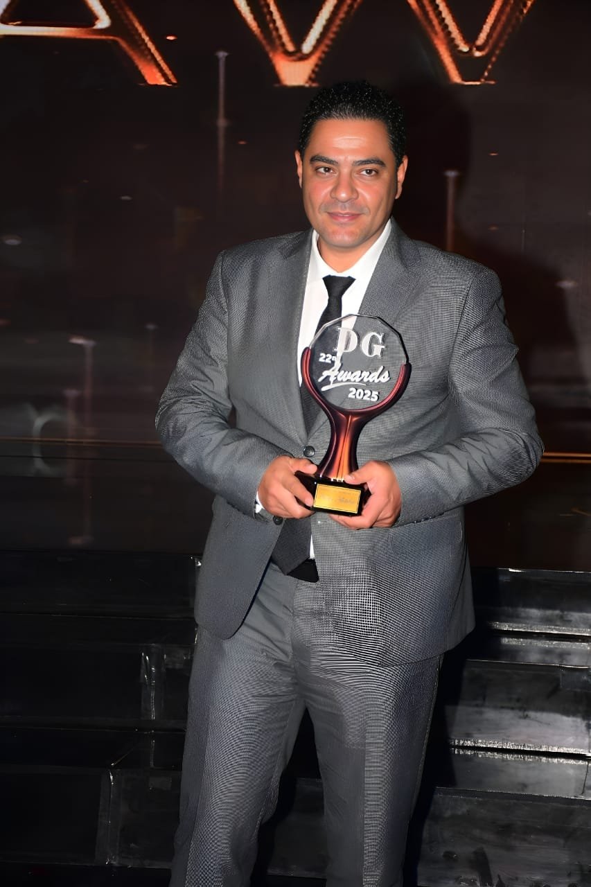 الشاعر نادر عبد الله يستحوذ على جائزة الإبداع في احتفالية دير جيست 2025