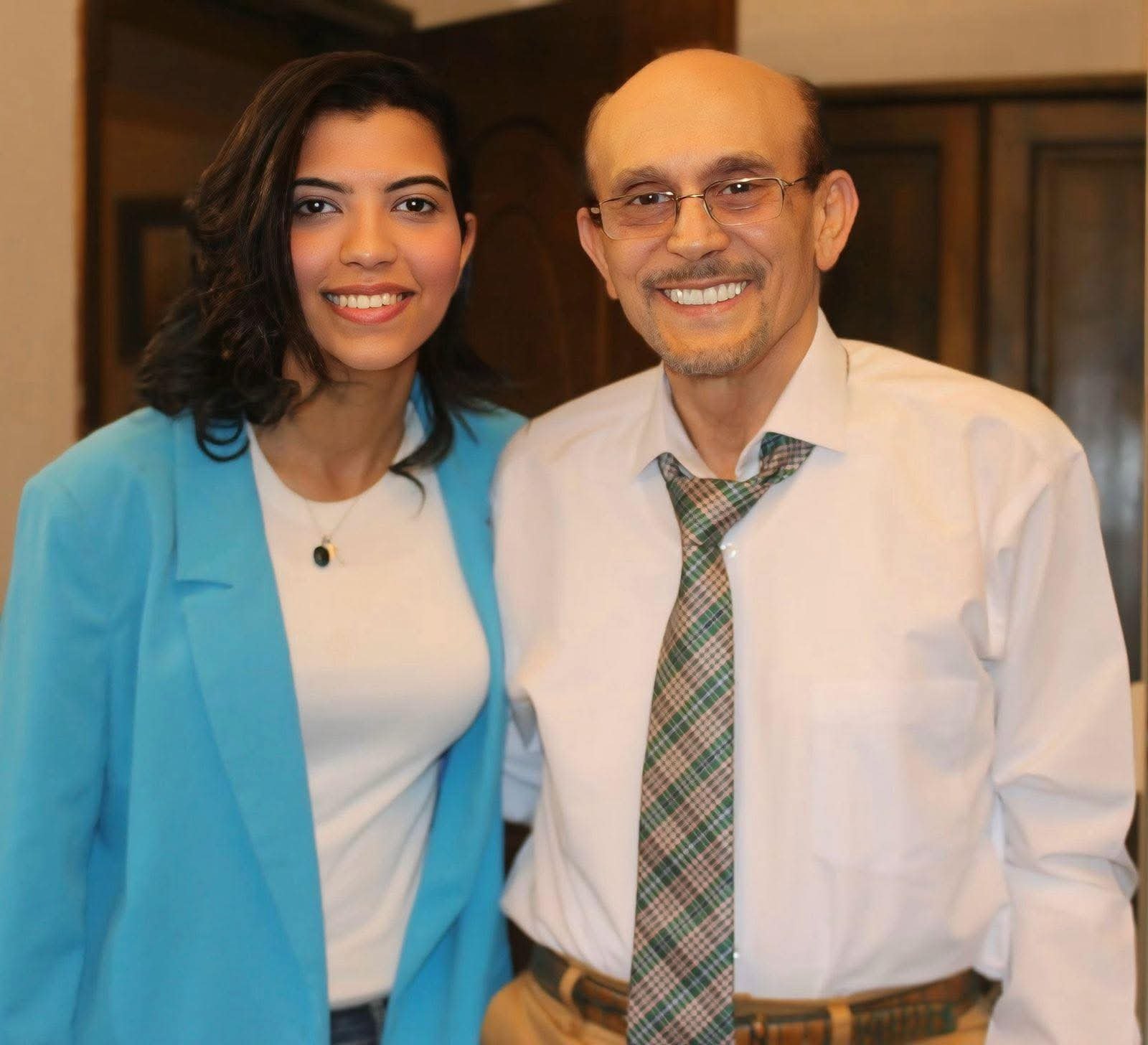 محمد صبحي يحتفل بتفوق تلميذته آية يوسف بعد حصولها على الماجستير