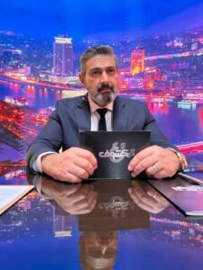 ياسر جلال مذيع يحاول إثبات براءة أسرته