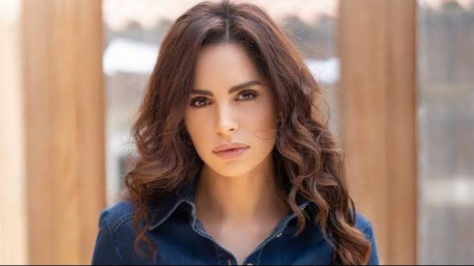 آمال ماهر تعلق على لقب "صوت مصر" بعد منافستها شيرين وأنغام آمال ماهر توجه رسالة لـ أنغام بعد تعافيها من أزمتها الصحية علقت الفنانة آمال ماهر على الجدل المثار حول منح لقب "صوت مصر" لفنان بعينه، مؤكدة أنها لا ترى في الأمر منافسة بين النجوم، بل شرف ومسؤولية يشارك فيها كل فنان مصري. وقالت آمال ماهر، خلال مداخلة هاتفية مع الإعلامية نهال طايل في برنامج "تفاصيل" على قناة "صدى البلد 2": "محدش بينافس حد، كلنا وزمايلي بنمثل هذا البلد العظيم مصر، وإحنا نفخر إننا نمثلها وده شرف لينا كلنا". وحرصت النجمة آمال ماهر، على توجيه رسالة للنجمة أنغام عقب أزمتها الصحية الأخيرة، قائلة: " حمد الله على سلامة نجمتنا الكبرة أنغام ربنا يشفيها ويعافيها، وخطواتي اللي جاية فيها تأني ونضج، وفيها مفاجآت للجمهور لأنه يستاهل كل حاجة حلوة". وأكدت آمال ماهر أن دعم جمهورها ومحبتهم يمثلان لها دافعًا قويًا للاستمرار وتقديم أعمال جديدة تليق بثقتهم وانتظارهم، مشيرة إلى أنها تجهز لمشاريع غنائية مختلفة ستكشف عنها قريبًا. آمال ماهر تعلق على لقب "صوت مصر" بعد منافستها شيرين وأنغام