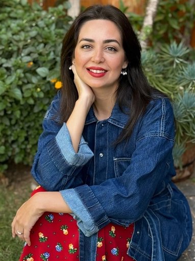 هبة مجدي تتألق بالأحمر والجينز في أحدث جلسة تصويرة لها