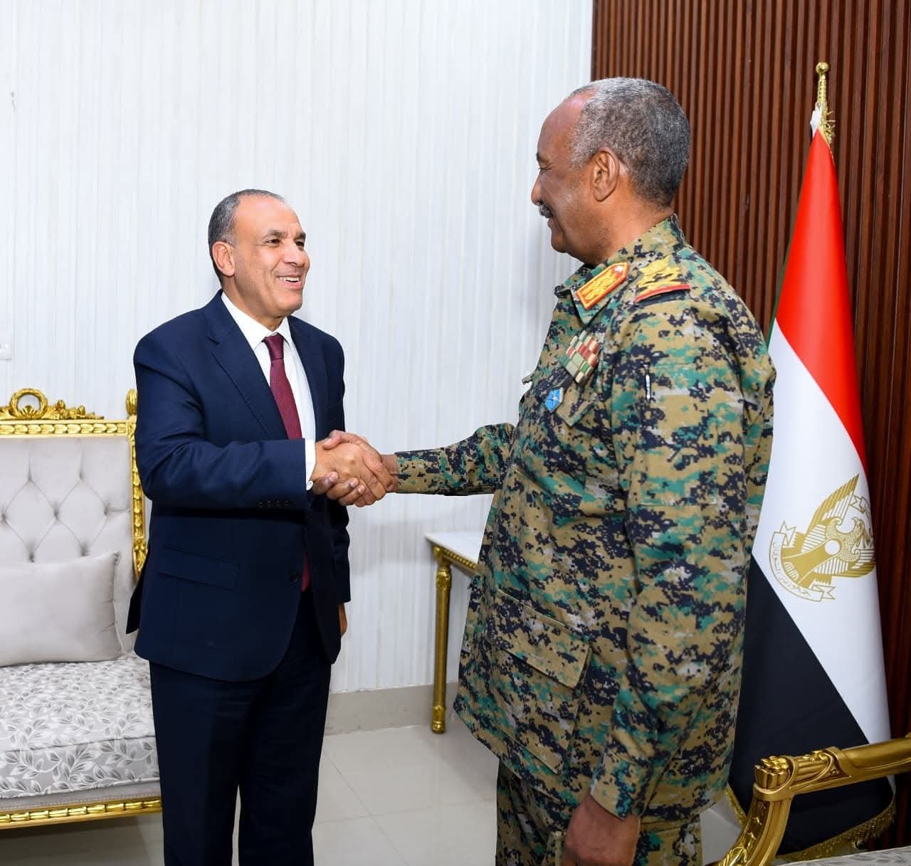 وزير الخارجية يلتقي الفريق أول ركن عبد الفتاح البرهان رئيس مجلس السيادة السوداني الانتقالي