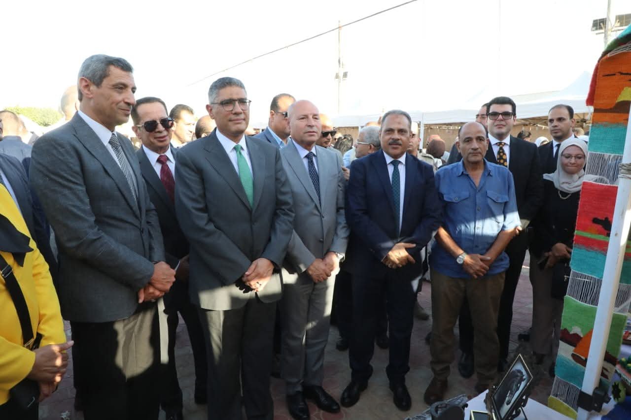 محافظ الشرقية يفتتح معرض أيادي مصر الشرقية المقام علي أرض المحافظة بنادي الصفوة بمدينة العاشر من رمضان 