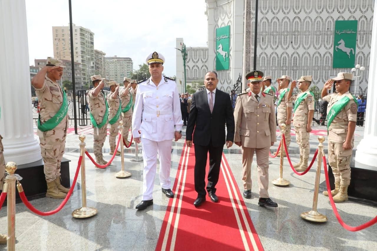 محافظ الشرقية يضع إكليلاً من الزهور على النصب التذكاري للشهداء بمدينة الزقازيق 2 محافظ الشرقية يضع إكليلاً من الزهور على النصب التذكاري للشهداء بمدينة الزقازيق