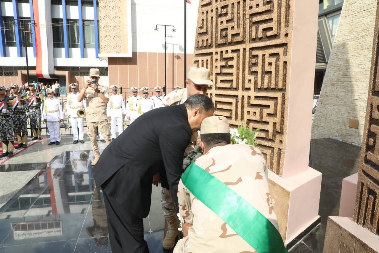 محافظ الشرقية يضع إكليلاً من الزهور على النصب التذكاري للشهداء بمدينة الزقازيق 3 محافظ الشرقية يضع إكليلاً من الزهور على النصب التذكاري للشهداء بمدينة الزقازيق