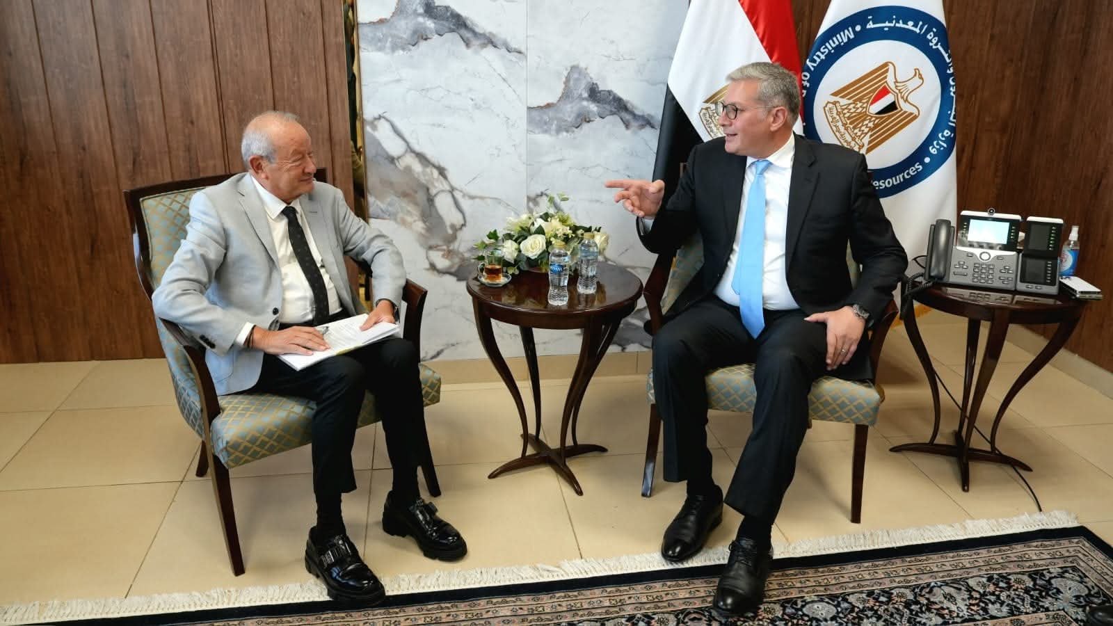 وزير البترول يبحث مع المهندس نجيب ساويرس تعزيز الاستثمارات في قطاع التعدين و التنقيب عن الذهب