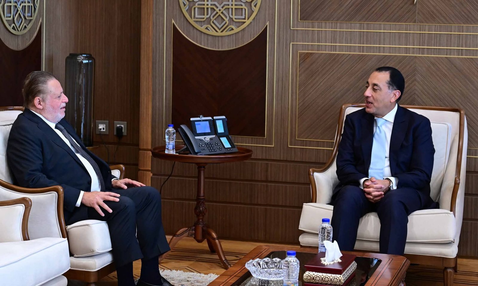 رئيس الوزراء يلتقي محافظ البنك المركزي