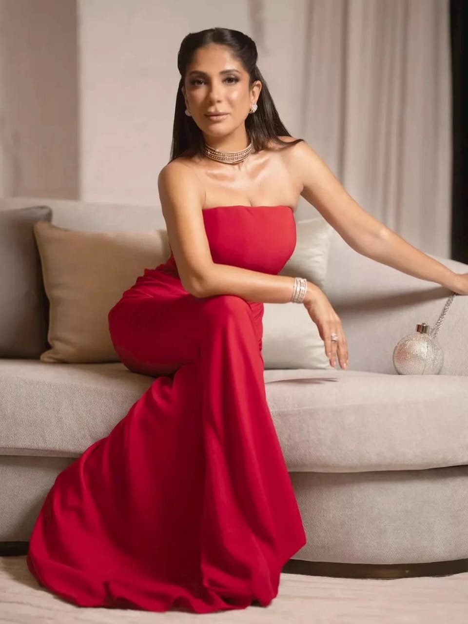 بفستان أحمر.. منى زكي تخطف الأنظار بجانب أحمد حلمي