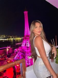 سارة سلامة تثير الإعجاب بإستايل شبابي جريء في جلسة تصوير جديدة