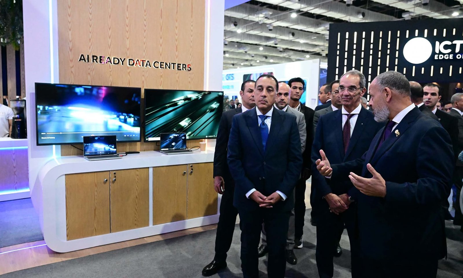 رئيس الوزراء يتفقد أجنحة الجهاز القومي لتنظيم الاتصالات والشركة المصرية للاتصالات والهيئة القومية للبريد