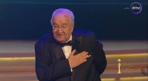 كل ما أستطيع أن أقوله هو " الف شكر يا أبويا ".. كريم عبد العزيز عقب تكريم والده