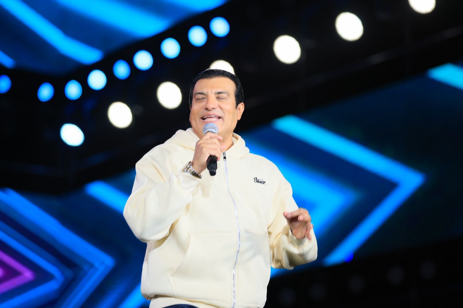 إيهاب توفيق يواصل نجاحاته بحفل جماهيري كامل العدد في مدينتي 