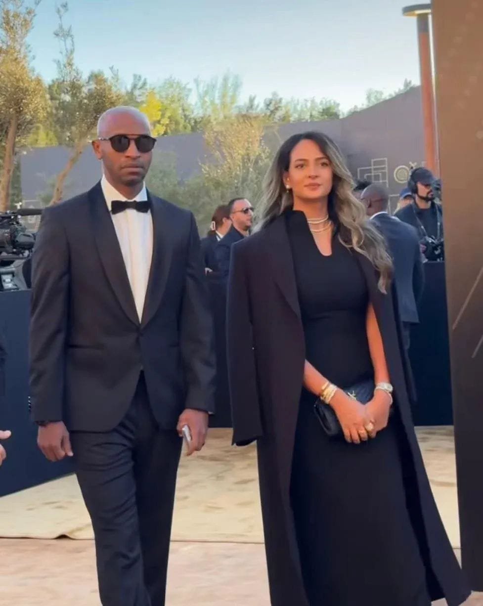 شيكابالا بصحبة زوجته على السجادة في حفل جوائز كاف