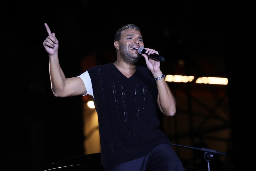 رامي صبري يشعل حفلاً أسطورياً كامل العدد بـ«أرينا القاهرة الجديدة»