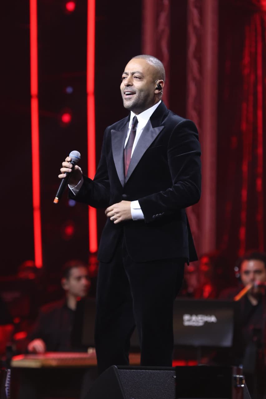 تامر عاشور يتألق في ليلة استثنائية على مسرح الكويت أرينا