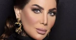 القضاء الكويتي يقضي ببراءة إلهام الفضالة في قضية نشر أخبار كاذبةالخبر: أسدلت محكمة الجنايات في الكويت الستار على قضية الفنانة الكويتية إلهام الفضالة، بعد صدور حكم ببراءتها من تهمة نشر وبث أخبار كاذبة في قضية مصنفة ضمن قضايا أمن الدولة، وذلك وفق ما أعلنته وسائل إعلام كويتية. وكانت المحكمة قد قررت في جلسة سابقة إخلاء سبيل الفضالة عقب التحقيق معها، حيث واجهتها بمقطع مصور منسوب إليها، إلا أنها أنكرت صحة الاتهامات الموجهة لها، لتستكمل المحكمة نظر القضية وصولًا إلى حكم البراءة. وجاء الحكم بعد إحالة النيابة العامة للفنانة إلهام الفضالة إلى المحاكمة، على خلفية اتهامها بنشر أخبار كاذبة وإساءات عبر منصاتها الرقمية، قبل أن تؤكد المحكمة عدم ثبوت التهم المنسوبة إليها. يُذكر أن إلهام الفضالة كانت قد احتفلت خلال الفترة الماضية بعقد قرانها على الفنان الكويتي شهاب جوهر، وشاركت جمهورها صورة من المناسبة عبر حسابها الرسمي على «إنستجرام»، معبرة عن سعادتها بهذه الخطوة.