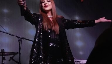 كارول سماحة تتألق بإطلالة جريئة ومبهرة خلال حفلها الأخير في مصر