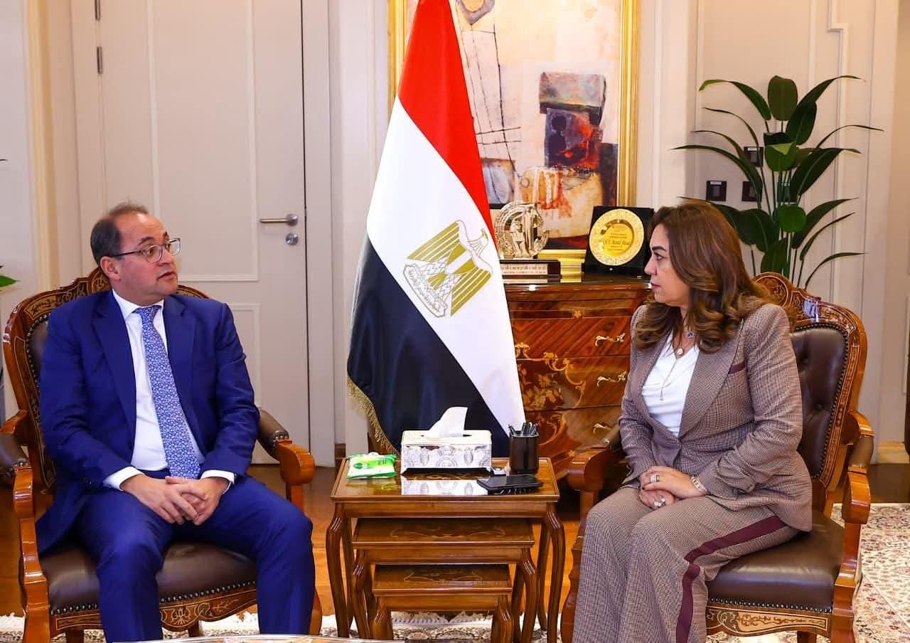 وزيرة التنمية المحلية والقائم بأعمال وزير البيئة ووزير المالية يبحثان عدداً من الملفات المشتركة