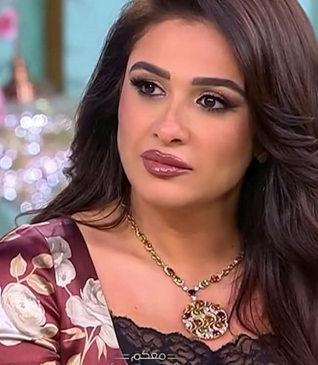 ياسمين عبد العزيز "ملكة الكاريزما" في ضيافة منى الشاذلي