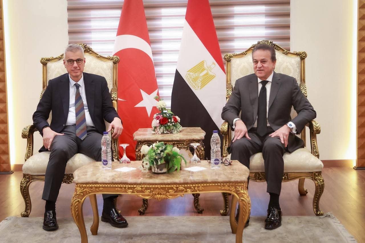 نائب رئيس مجلس الوزراء وزير الصحة والسكان يستقبل نظيره التركي بمطار القاهرة الدولي 1 نائب رئيس مجلس الوزراء وزير الصحة والسكان يستقبل نظيره التركي بمطار القاهرة الدولي