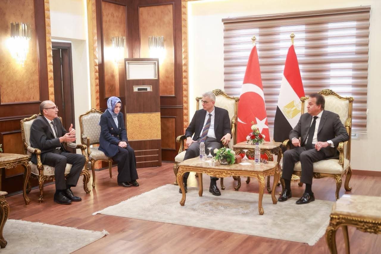 نائب رئيس مجلس الوزراء وزير الصحة والسكان يستقبل نظيره التركي بمطار القاهرة الدولي 2 نائب رئيس مجلس الوزراء وزير الصحة والسكان يستقبل نظيره التركي بمطار القاهرة الدولي