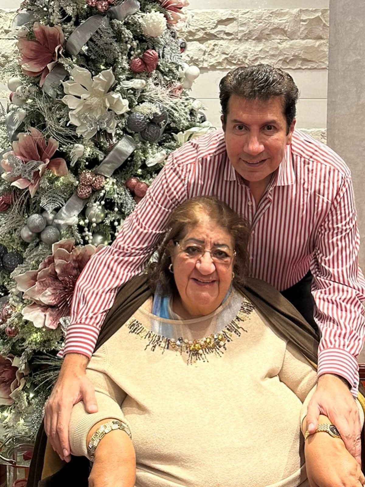 هاني رمزي يعلن موعد صلاة الجنازة والعزاء في وفاة والدته