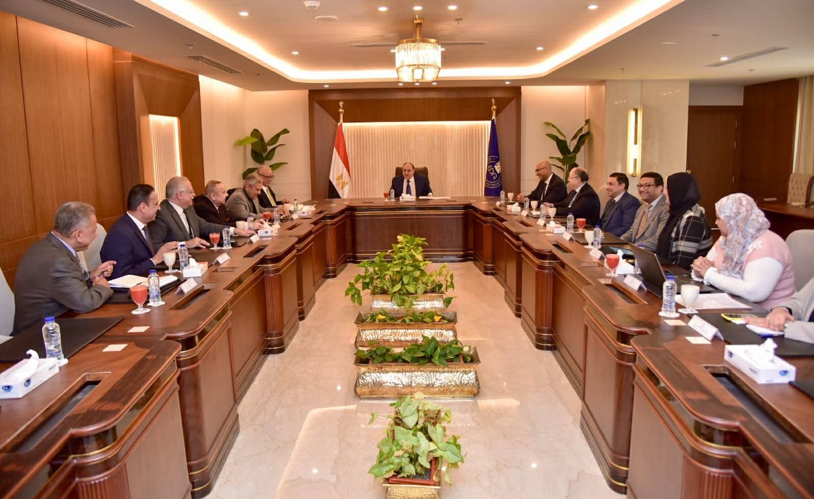 رئيس هيئة الدواء المصرية يعقد اجتماعاً مع ممثلي غرفة صناعة الدواء لبحث تعزيز الصناعات الدوائية 