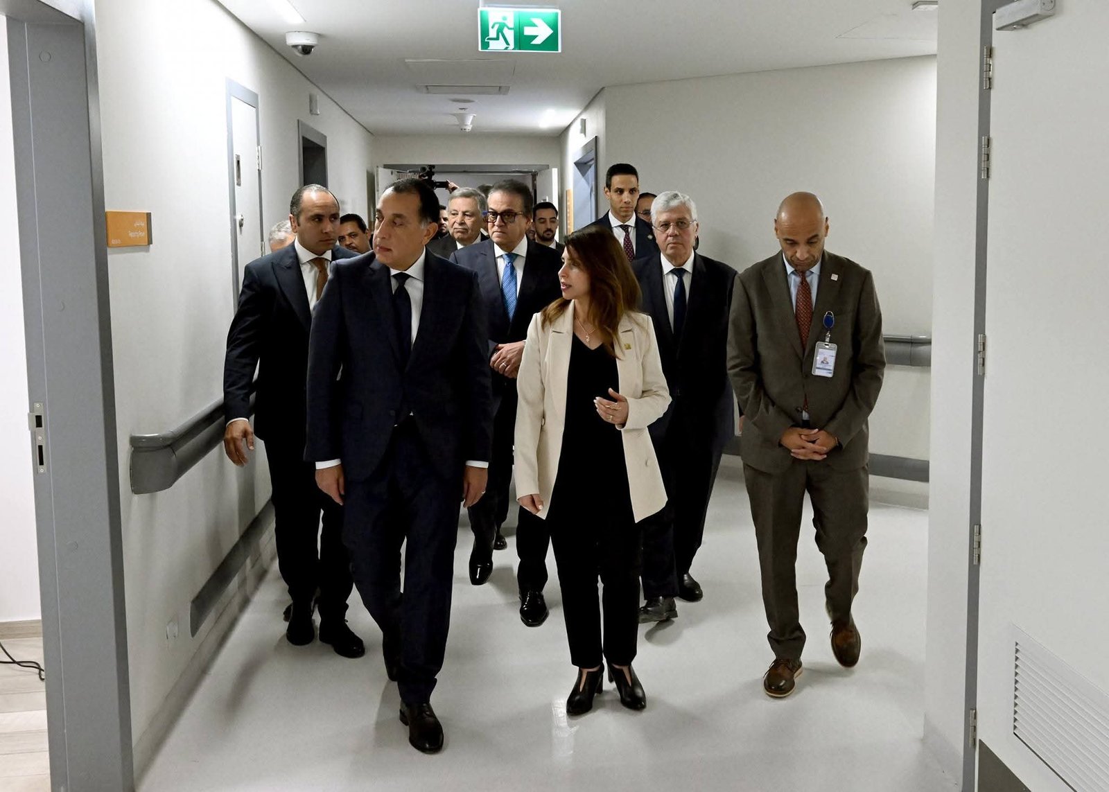 رئيس الوزراء يتفقد عددا من أقسام المستشفى الجامعي بجامعة الجيزة الجديدة