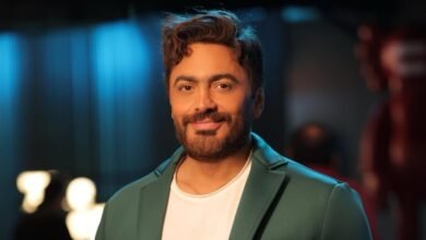 «متضيعش عمرك على مواقف متستاهلش»... نصيحة تامر حسني في العام الجديد