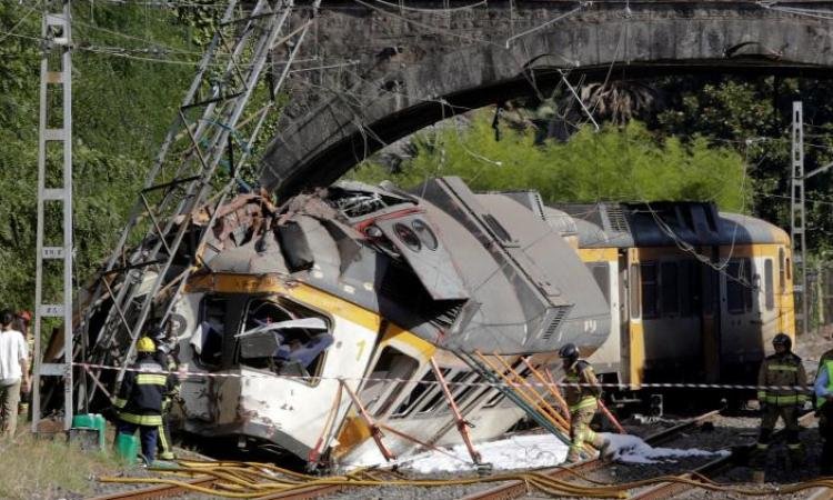 مصرع 7 أشخاص وإصابة 100 آخرين إثر انحراف قطارين فائقي السرعة في إسبانيا