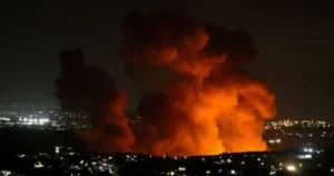 وسائل إعلام لبنانية: إسرائيل تشن أكثر من 15 غارة على لبنان