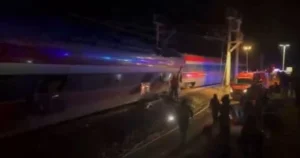 مصرع 21 شخصًا في تصادم قطارين بجنوب إسبانيا والتحقيقات مستمرة