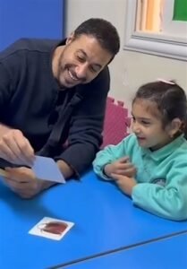 أحمد السعدني يزور الطفلة "مكة" التي لفتت الأنظار في مسلسل "لا ترد ولا تستبدل"