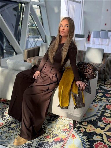 نيكول سابا تخطف الأنظار بإطلالة جديدة خلال جلسة تصوير في قطر