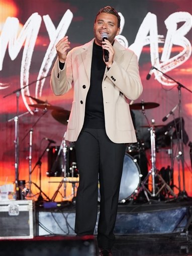 رامي صبري يخطف الأنظار بإطلالة أنيقة خلال أحدث حفلاته الغنائية