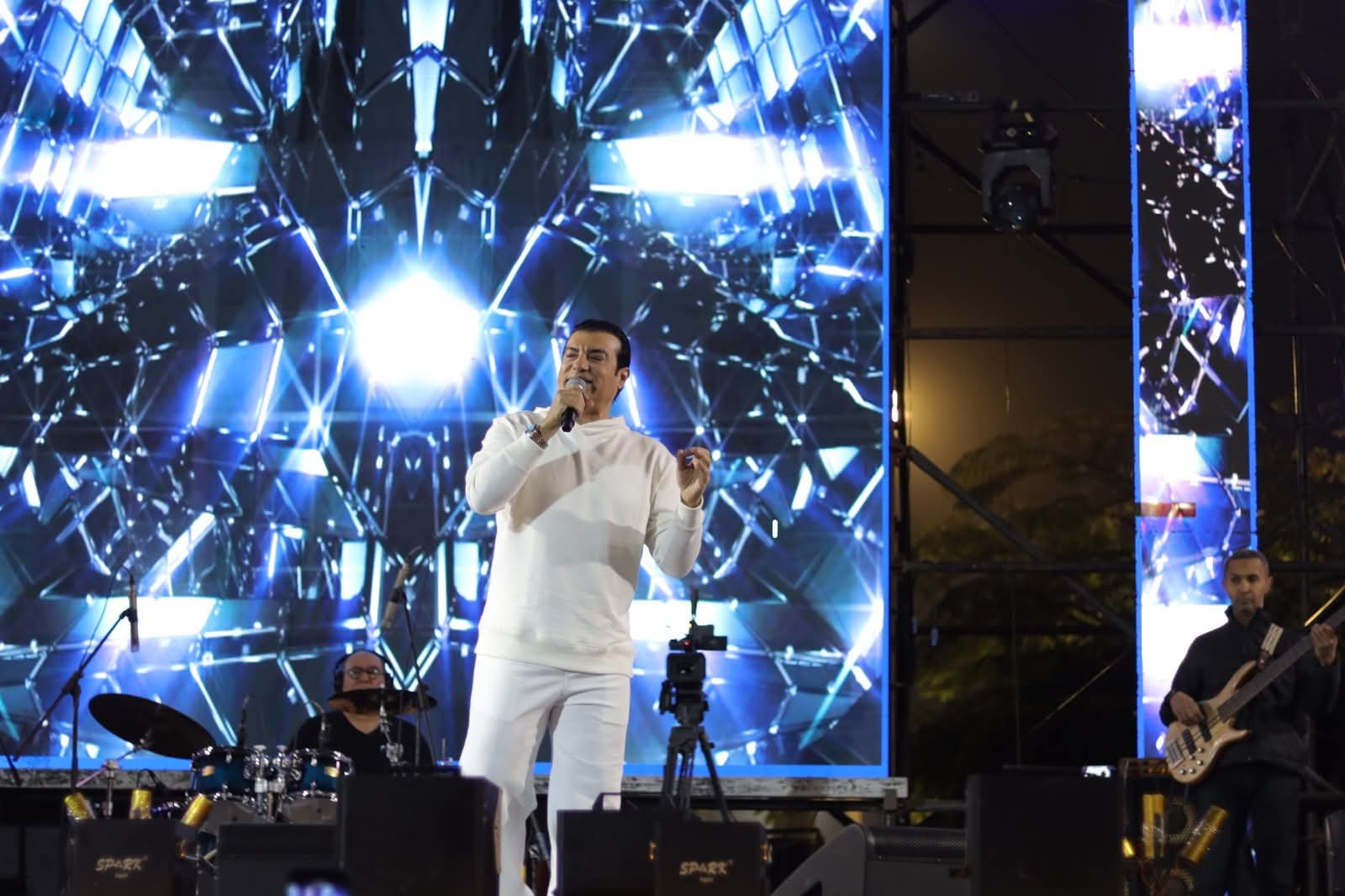 إيهاب توفيق يتألق في حفلات ليلة رأس السنة بين هليوبوليس ونادي الصيد بالدقي 