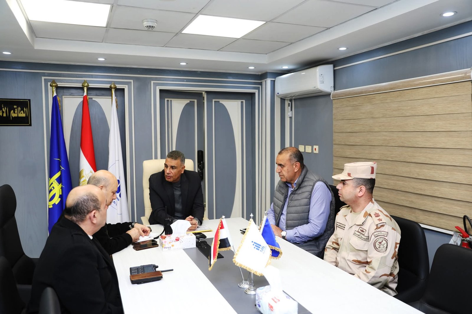 محافظ أسوان يتابع إغلاق صناديق الإقتراع داخل 152 لجنة إنتخابية بمختلف المراكز والمدن