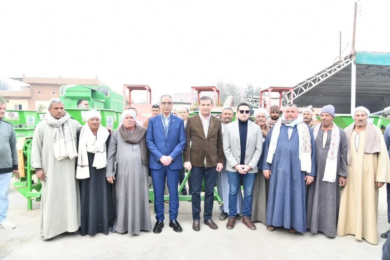 وزير الزراعة ومحافظ الفيوم يوزعان 15 "فراطة ذرة" على صغار المزارعين بالمحافظة.. ويتفقدان محطة الميكنة الزراعية بإطسا