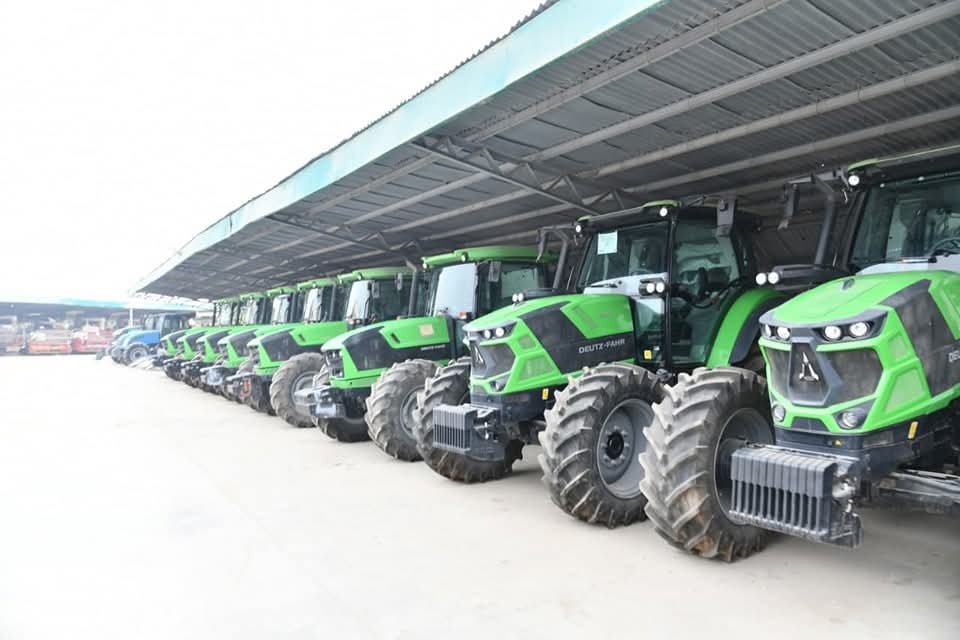 وزير الزراعة ومحافظ الفيوم يوزعان 15 "فراطة ذرة" على صغار المزارعين بالمحافظة.. ويتفقدان محطة الميكنة الزراعية بإطسا