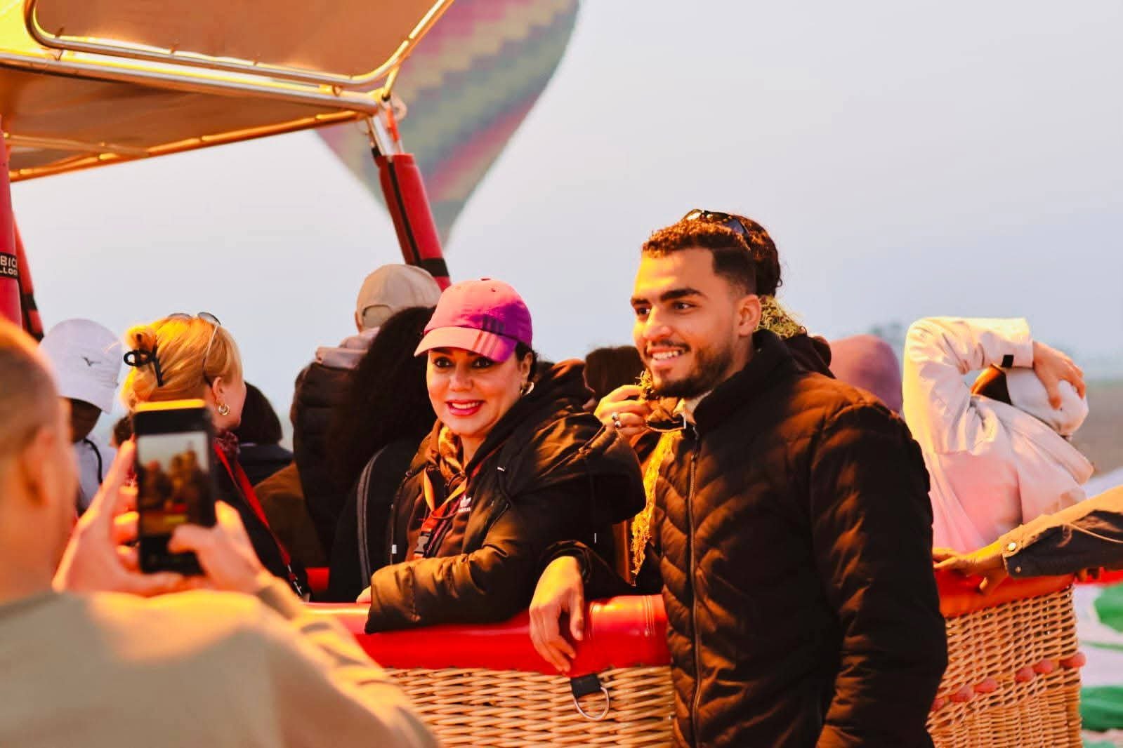 رانيا يوسف في رحلة "فوق السحاب" بالبالون الطائر وسط أجواء شتوية