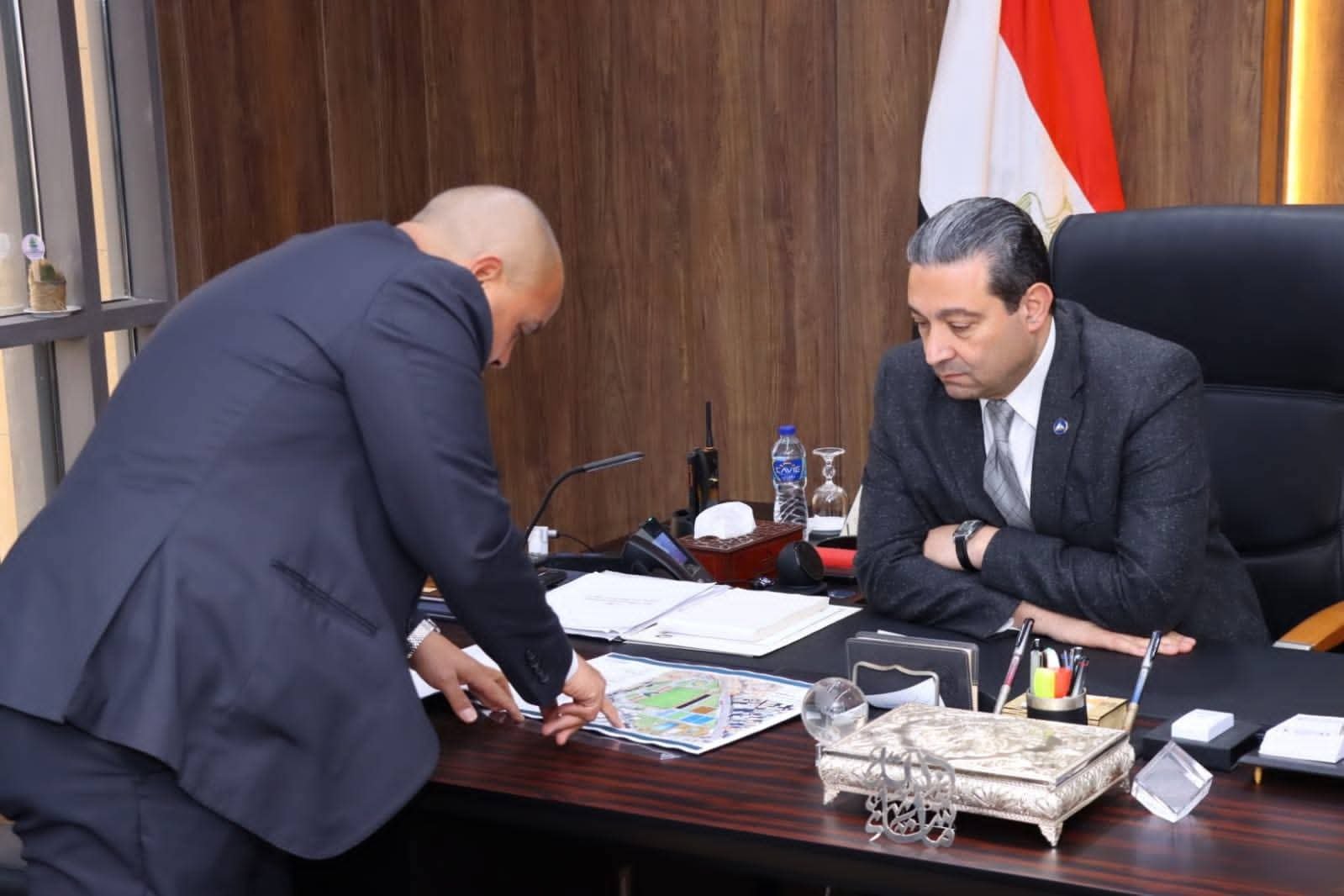 محافظ دمياط يتابع مع مسئولى شركة "استادات" الموقف التنفيذي لمشروع "نادي سيتي كلوب"