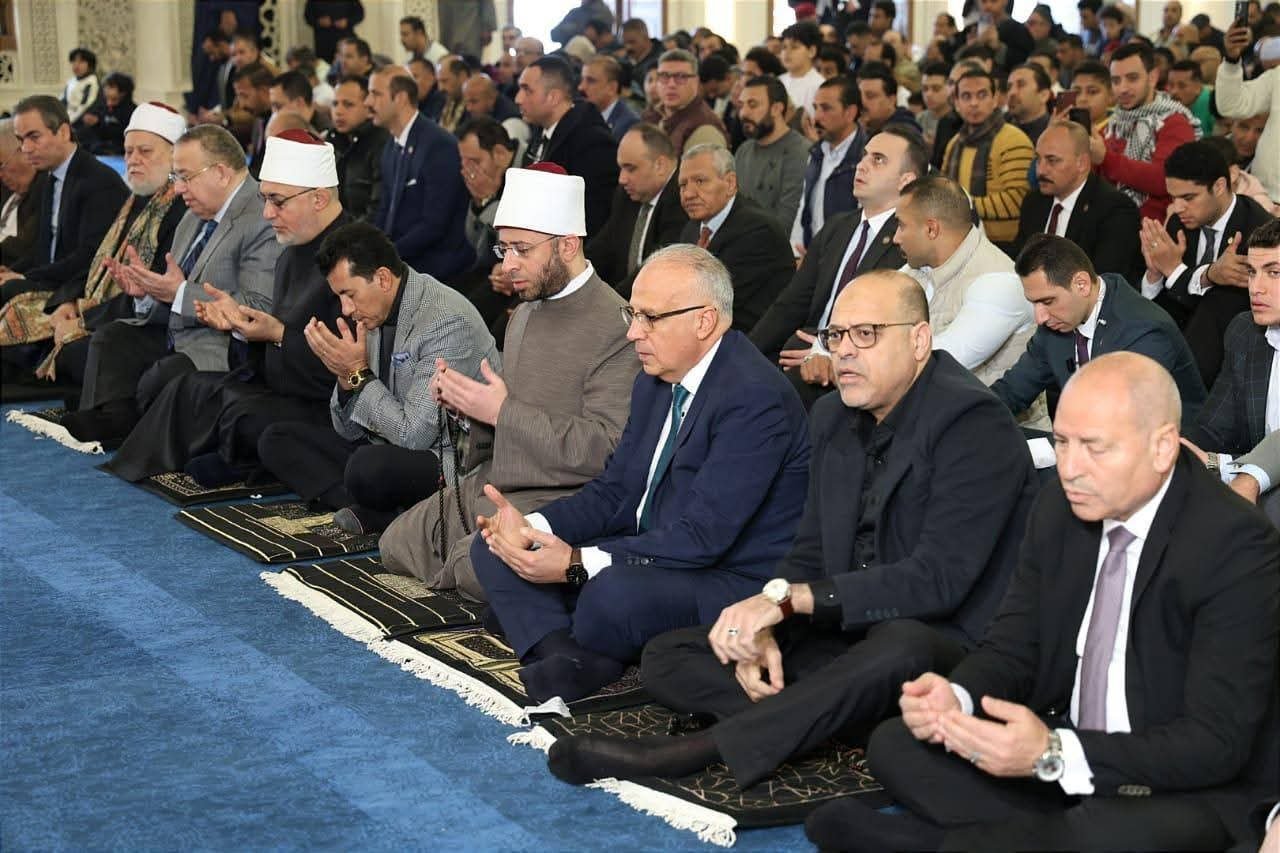  وزير الأوقاف يؤدي صلاة الجمعة بمسجد العزيز الحكيم بمشاركة عدد من الوزراء والقيادات الدينية والتنفيذية 