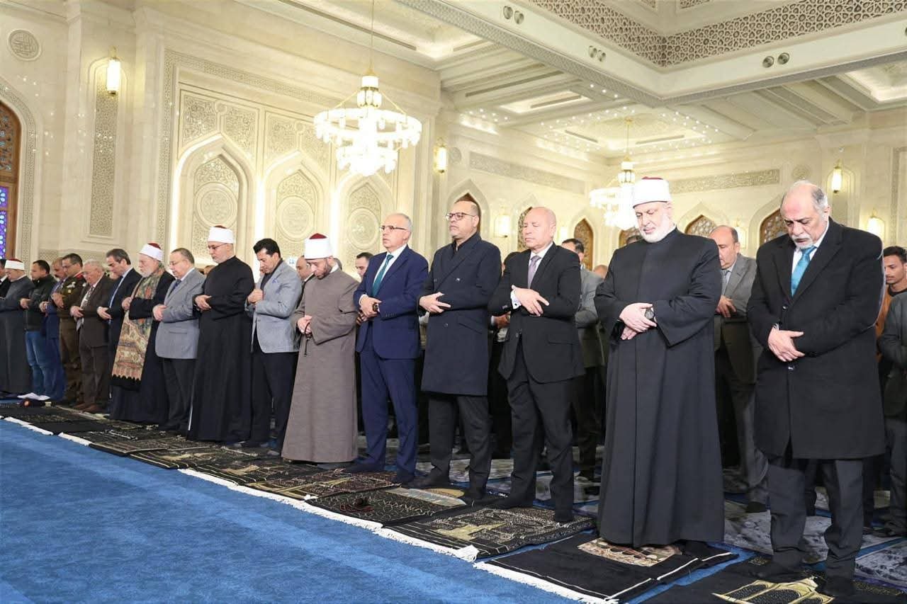  وزير الأوقاف يؤدي صلاة الجمعة بمسجد العزيز الحكيم بمشاركة عدد من الوزراء والقيادات الدينية والتنفيذية 